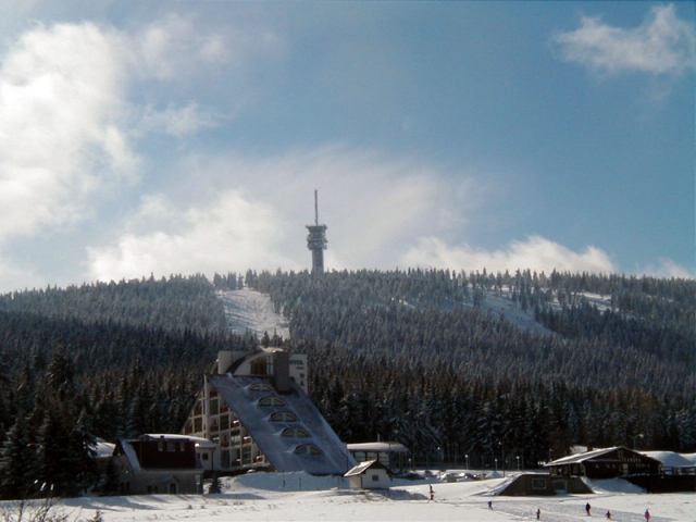 Zimní pobyt na 3 nebo 5 dní u Skiareálu Klínovec. Lyžařský areál Klínovec nabízí to nejlepší v oblasti Krušných hor. Pečlivě upravené sjezdovky, vynikající podmínky pro lyžování a snowboarding. Dopřejte si až 5 dní s polopenzí v luxusním čtyřhvězdičkovém hotelu Nástup v těsné blízkosti Skiareálu Klínovec, foto hotel Náástup